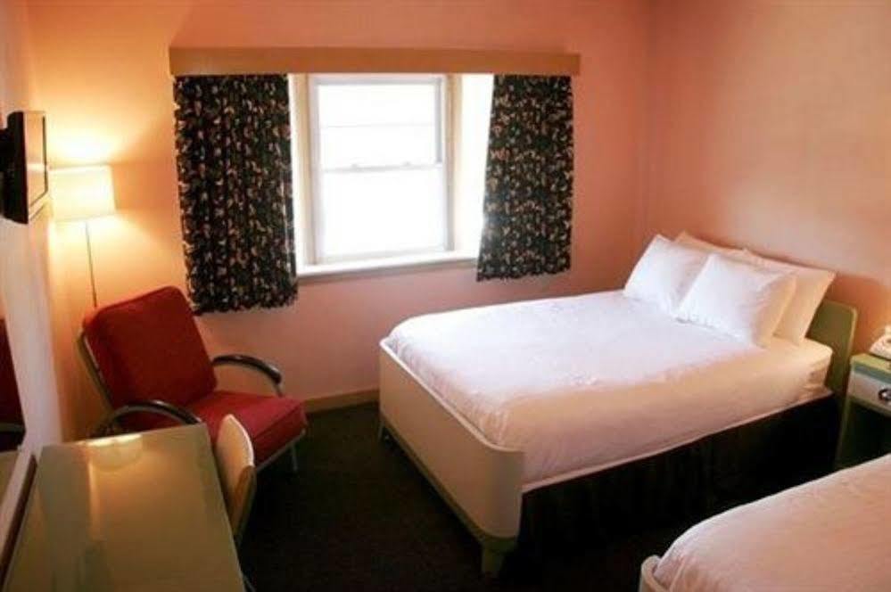 Holiday Music Motel Sturgeon Bay Room photo